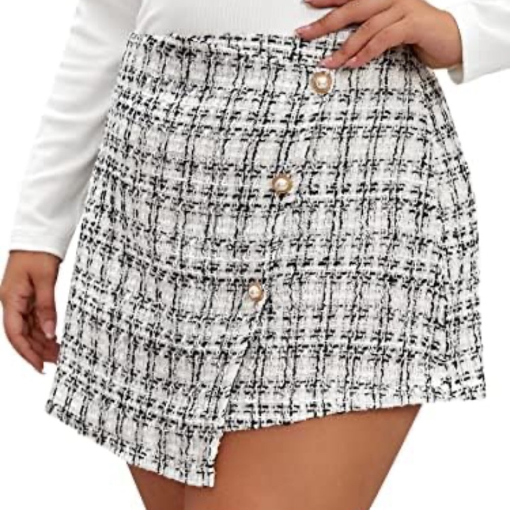 NWT WDIRARA mini skirt size XXL woman’s skirt. Pearl buttons Winter